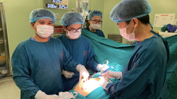 Các bác sĩ phẫu thuật cắt bỏ khối u cho bệnh nhân (Ảnh - BVCC) 