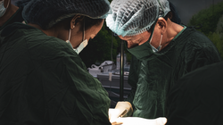 Các bác sĩ phẫu thuật cho sản phụ (Ảnh - BVCC) 