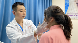 BS. Nguyễn Đình Minh khám cho bệnh nhân (Ảnh - BS. Nguyễn Đình Minh) 