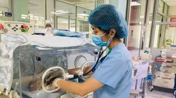 Bác sĩ thăm khám cho bé (Ảnh - BVCC) 