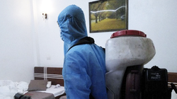 Nhân viên y tế phun khử khuẩn phòng khách sạn (Ảnh- SYT tỉnh Yên Bái) 