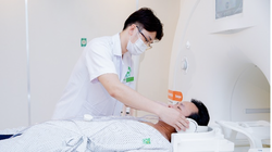 Bác sĩ thăm khám cho bệnh nhân (Ảnh - BVCC) 