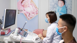 Bác sĩ siêu âm 5D cho bệnh nhân (Ảnh - BVCC) 