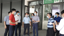 GS.TS. Nguyễn Quang Tuấn - Giám đốc Bệnh viện Bạch Mai- kiểm tra công tác chuẩn bị điều trị cho bệnh nhân COVID-19 ở Bệnh viện Bạch Mai cơ sở 2 (Ảnh - BVCC) 