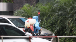 Nhân viên y tế phun khử khuẩn chung cư Viên Đông Star - nơi có ca mắc COVID-19 (Ảnh - Đặng Thuỷ) 