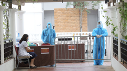 Nhân viên y tế trực kiểm tra tại khu vực cách ly (Ảnh - Trung Nguyên) 