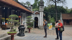 Người dân đến một di tích trên địa bàn TP. Hà Nội (Ảnh - Nguyễn Thanh) 