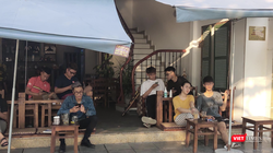 Người dân Hà Nội ngồi uống cà phê (Ảnh - Minh Thuý) 
