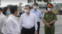 Ông Chu Ngọc Anh - Chủ tịch UBND TP. Hà Nội - kiểm tra công tác chống dịch ở bệnh viện (Ảnh - Hoàng Anh) 