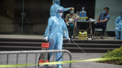 Nhân viên y tế chuẩn bị phun khử khuẩn phòng COVID-19 (Ảnh - Minh Nhân) 