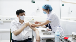 Bộ trưởng Bộ Y tế Nguyễn Thanh Long tiêm vaccine phòng COVID-19 (Ảnh - Ngọc Thành) 