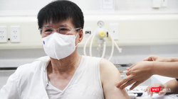 Thứ trưởng Bộ Y tế Trương Quốc Cường tiêm vaccine phòng COVID-19 trong sáng nay, ngày 6/5 (Ảnh - Minh Thuý) 