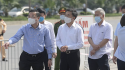 Chủ tịch UBND TP. Hà Nội Chu Ngọc cùng Thứ trưởng Bộ Y tế Trần Văn Thuấn, Phó Giám đốc CDC Hà Nội Khổng Minh Tuấn kiểm tra việc phong toả ở Bệnh viện K (Ảnh - Hoàng Anh) 