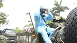 Chuẩn bị phun khử khuẩn phòng COVID-19 (Ảnh - Hoàng Anh)