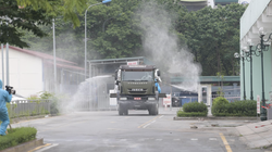 Phun khử khuẩn Bệnh viện K Tân Triều (Ảnh - Hoàng Anh) 