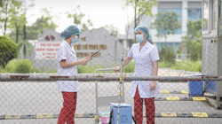 Nhân viên y tế làm việc ở Bệnh viện Bệnh Nhiệt đới Trung ương (Ảnh - Hoàng Anh) 