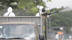 Phun khử khuẩn phòng dịch COVID-19 (Ảnh - Hoàng Anh) 