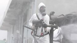 Phun khử khuẩn phòng COVID-19 (Ảnh - Hoàng Anh) 