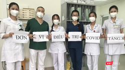 ThS. BS. Đới Ngọc Anh (áo xanh thứ 4 từ trái sang) cùng đồng nghiệp ở Đơn vị điều trị COVID-19 tầng 8 tại Bệnh viện Bệnh Nhiệt đới Trung ương cơ sở 2 (Ảnh - BS. Đới Ngọc Anh) 