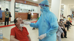 Nhân viên y tế lấy mẫu xét nghiệm cho bệnh nhân (Ảnh - BVCC)