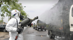 Nhân viên y tế phun khử khuẩn phòng COVID-19 (Ảnh - Hoàng Anh) 