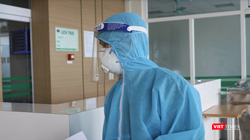 Nhân viên y tế trực cấp cứu ở bệnh viện (Ảnh - Minh Thuý) 