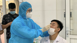 Các bác sĩ ở Bệnh viện Phổi Trung ương được lấy mẫu xét nghiệm COVID-19 (Ảnh - BVCC) 