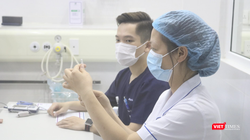 Nhân viên y tế chuẩn bị tiêm vaccine phòng COVID-19 (Ảnh - Minh Thuý) 