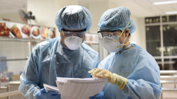 Bác sĩ kiểm tra thông tin bệnh nhân (Ảnh - BVCC)