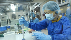 Cán bộ làm việc trong phòng xét nghiệm COVID-19 (Ảnh - BYT) 