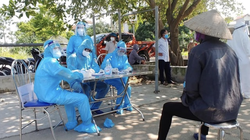 Nhân viên y tế chuẩn bị lấy mẫu xét nghiệm COVID-19 cho người dân (Ảnh - CDC Hà Nội) 