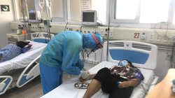 Bác sĩ chăm sóc cho bệnh nhân mắc COVID-19 nặng (Ảnh - Đặng Thanh) 