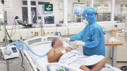 Bác sĩ ở Khoa Cấp cứu, Bệnh viện Bệnh Nhiệt đới Tảung ương chăm sóc cho bệnh nhân mắc COVID-19 nặng (Ảnh - Đặng Thanh) 