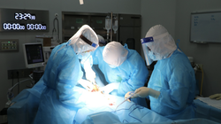 Các bác sĩ ở Khoa Ngoại Sản, Bệnh viện Bệnh Nhiệt đới Trung ương mổ cấp cứu cho sản phụ T. mắc COVID-19 (Ảnh - BVCC) 