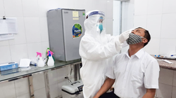 Nhân viên y tế lấy mẫu xét nghiệm COVID-19 cho người dân (Ảnh - BYT) 