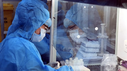 Nhân viên y tế làm việc trong phòng xét nghiệm COVID-19 (Ảnh - BYT) 