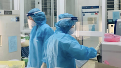 Nhân viên y tế làm việc trong phòng xét nghiệm (Ảnh - BYT) 