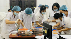 Nhân viên y tế lấy mẫu xét nghiệm COVID-19 (Ảnh - BYT) 