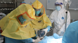 Các bác sĩ mổ cấp cứu lấy thai cho sản phụ (Ảnh - BVCC) 