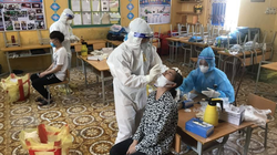 Nhân viên y tế lấy mẫu xét nghiệm COVID-19 cho người dân (Ảnh - BYT) 