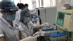 Nhân viên y tế làm việc trong phòng xét nghiệm (Ảnh - BYT) 