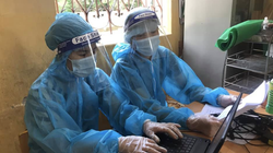 Nhân viên y tế trực nhập mẫu xét nghiệm COVID-19 (Ảnh - BYT) 