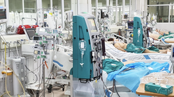 Nhiều bệnh nhân mắc COVID-19 nặng đang phải điều trị ở Khoa Hồi sức tích cực, Bệnh viện Bệnh Nhiệt đới Trung ương (Ảnh - Đặng Thanh) 