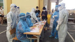 Nhân viên y tế lấy mẫu xét nghiệm COVID-19 (Ảnh - BYT) 