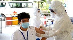 Nhân viên y tế tiêm vaccine phòng COVID-19 cho người dân (Ảnh - BYT) 
