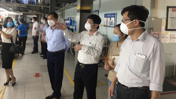 Đoàn kiểm tra của Bộ Y tế đề xuất các biện pháp phòng dịch COVID-19 với lãnh đạo Công ty và huyện Hiệp Hòa (Ảnh - Hoàng Dương) 