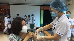 Nhân viên y tế tiêm vaccine phòng COVID-19 cho người dân (Ảnh - BYT) 