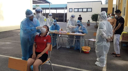 Nhân viên y tế lấy mẫu xét nghiệm COVID-19 (Ảnh - BYT) 