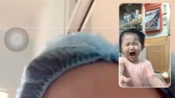 Con gái chị Hạnh oà khóc khi nhìn thấy mẹ (Ảnh - Cao Tuân) 