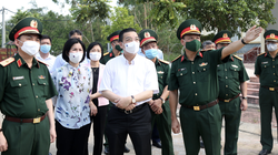 Chủ tịch UBND TP. Hà Nội kiểm tra khu cách ly tại Trường Quân sự Bộ Tư lệnh Thủ đô (Ảnh - Xuân Hải) 